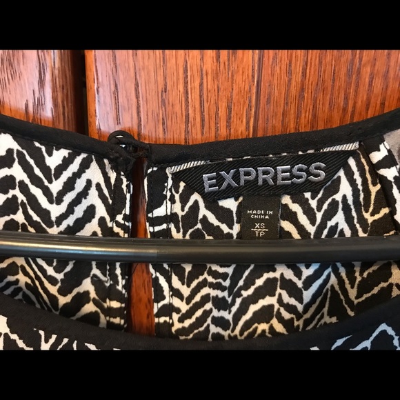 Express cap sleeved career blouse sheer lightweight with animal print size xs - Picture 3 of 5